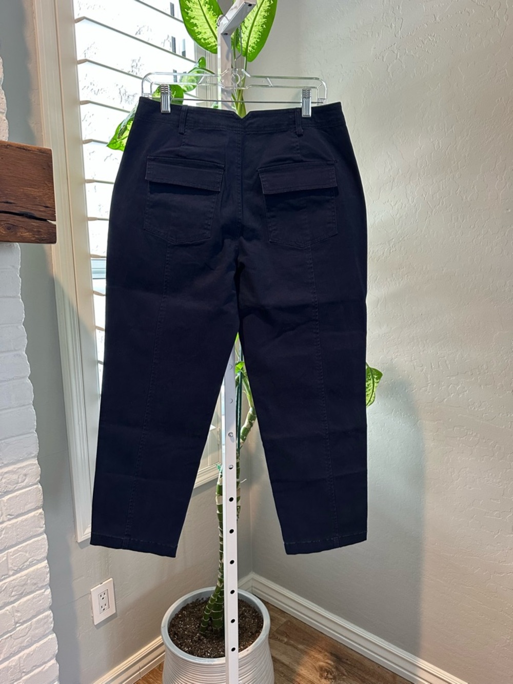 Flamingals Solid Stitch Detail Mid Waist Barrel Leg Crop Pants Navy Medium NWT - Picture 7 of 7